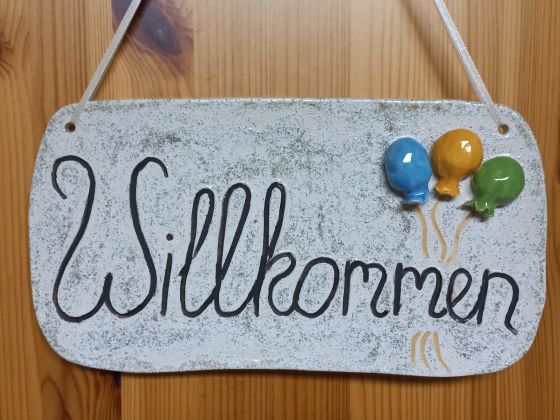 Willkommen Schild mit Luftballons © Palmberger